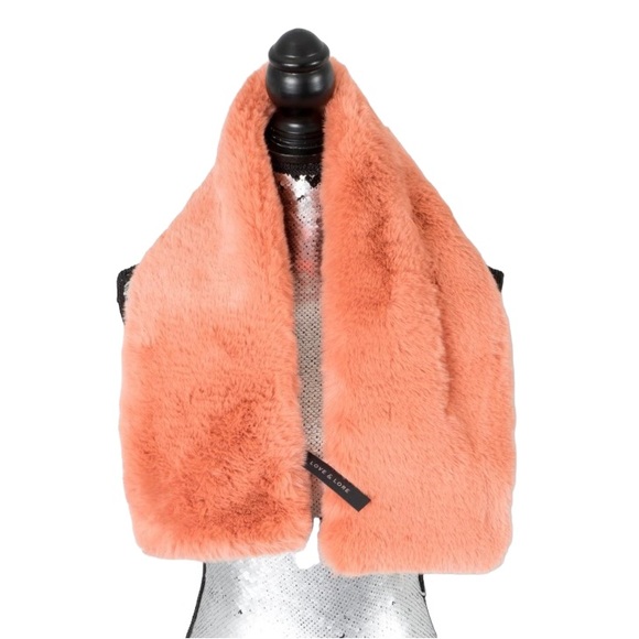 NWT faux  fur Love  and Lore pull through scarf - Picture 3 of 4